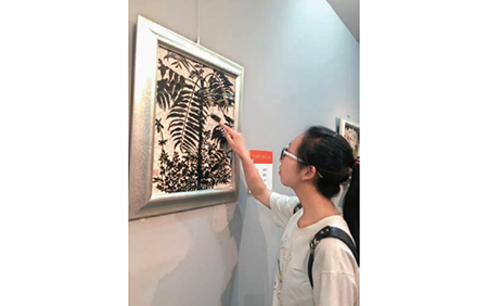 学生认真研究作品