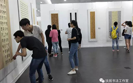 学生认真观摩作品
