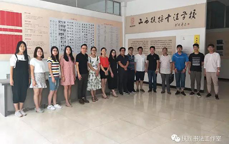 老师们与专家合影留念